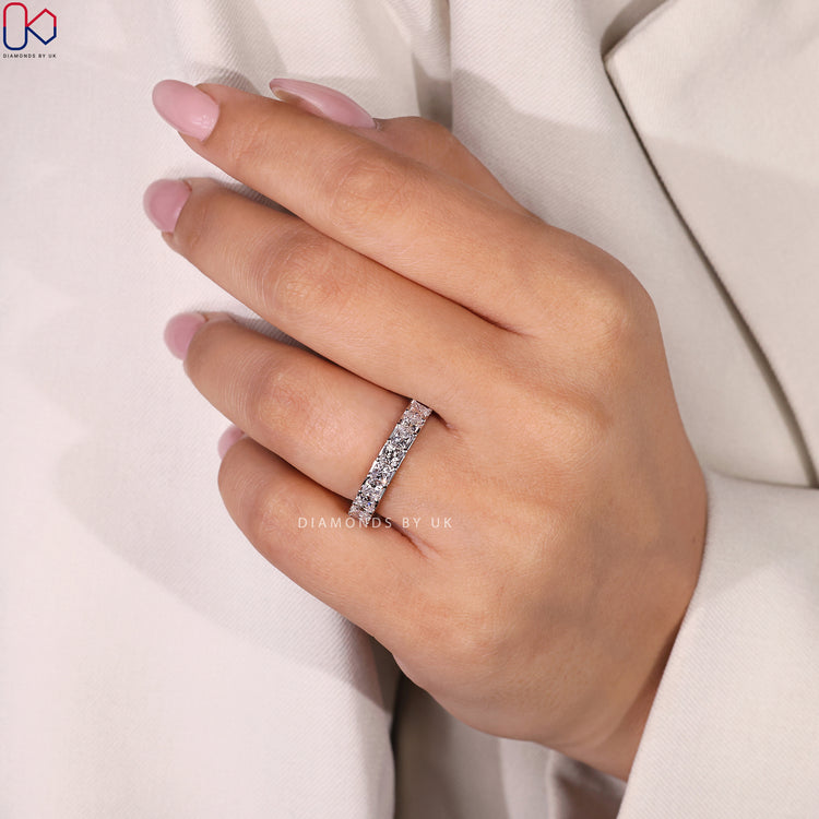 Diamondsbyuk band with channel set princess cut diamonds for added elegance.
