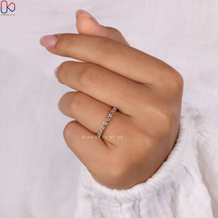 Diamondsbyuk band with a stunning design, perfect for your special day.
