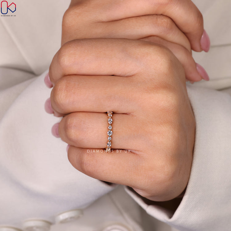 Full eternity wedding band with sparkling diamonds for a classic and sophisticated look.