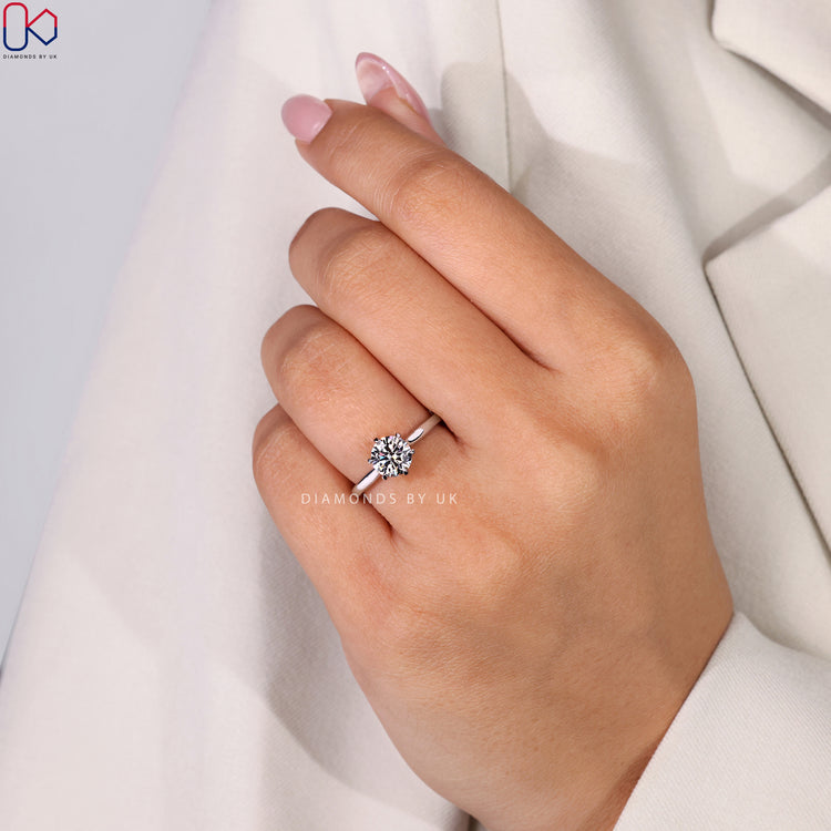 IGI certified diamond for exceptional quality.
