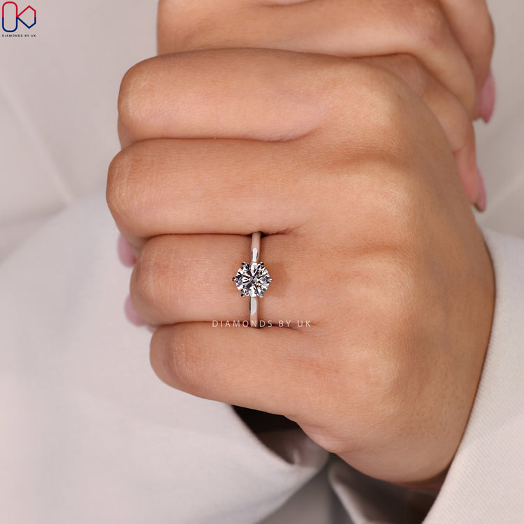Classic solitaire engagement ring with a stunning diamond.
