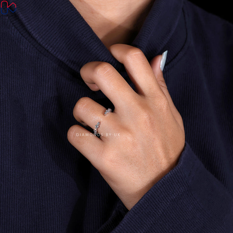 A handmade jewellery masterpiece: a wedding band with lab grown diamond brilliance.