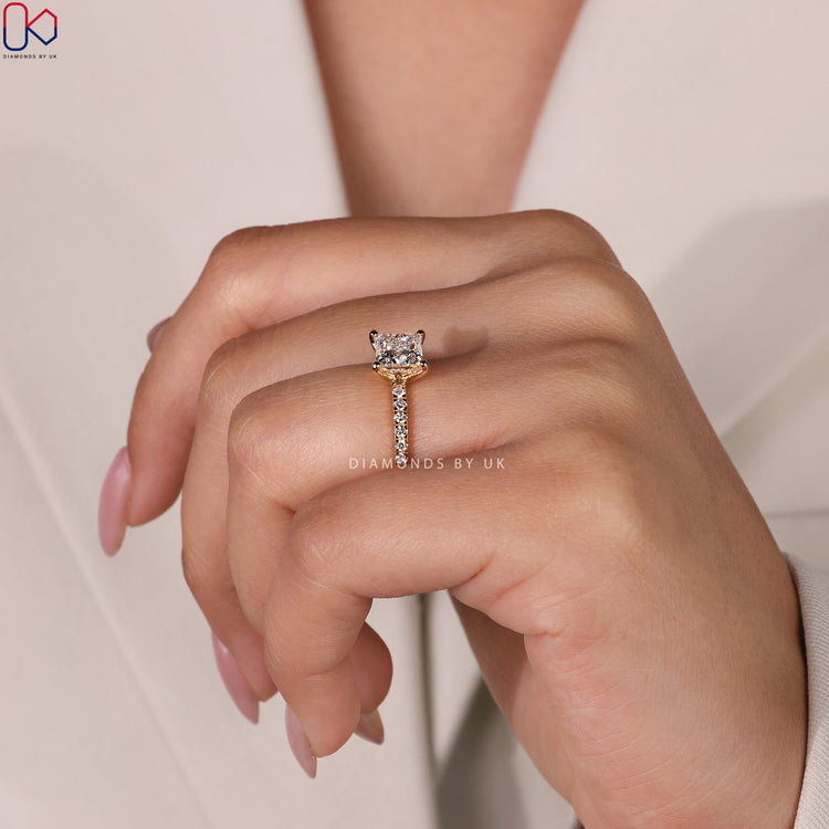 Classic 4 prong ring setting for secure brilliance.
