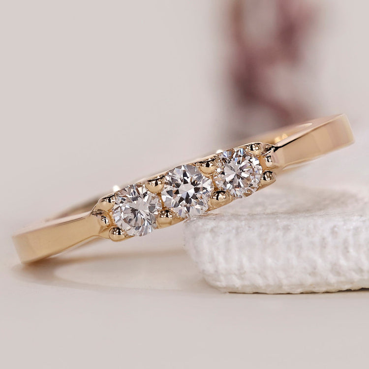 Round diamond wedding band with tapered shank design.
