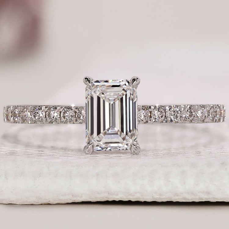 Emerald cut diamond ring in white gold
