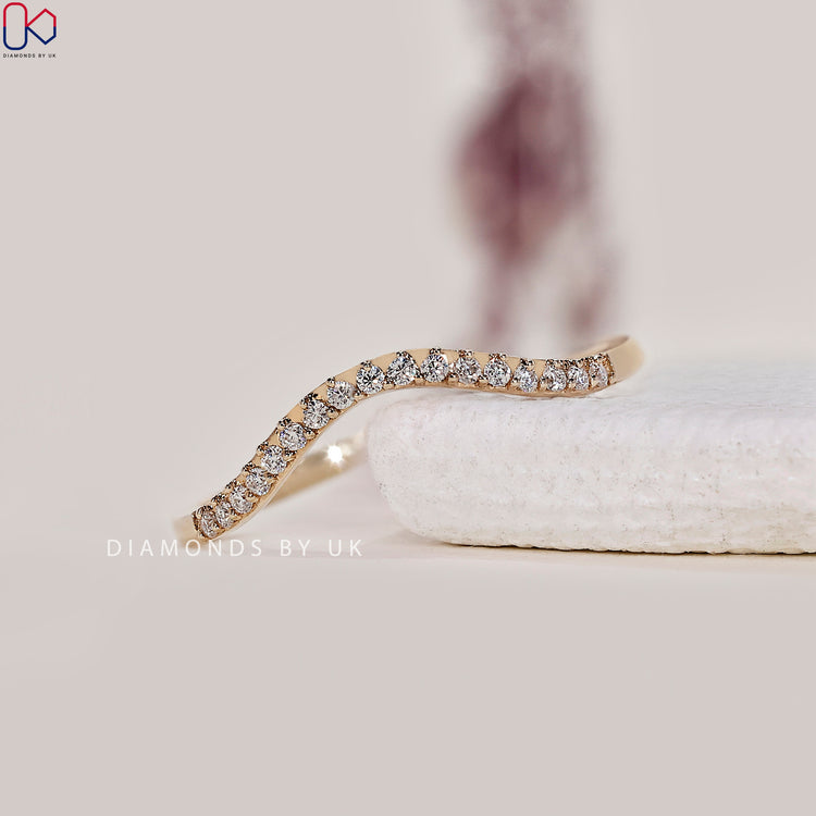 Simple wedding band with a classic curved design.
