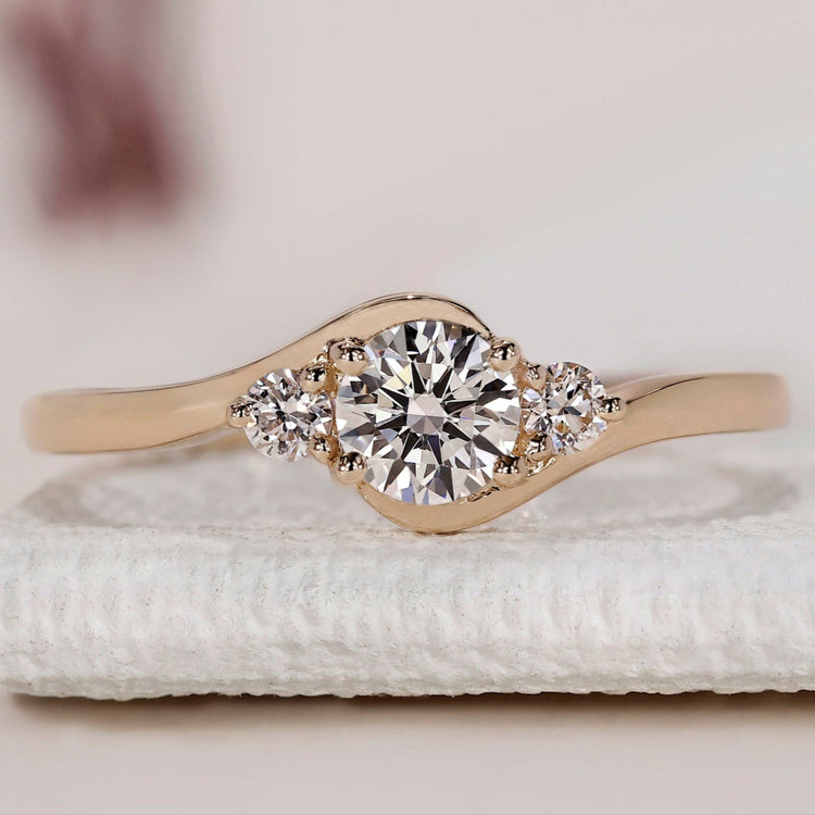 Gold Ring With Three Stones - Round Diamond