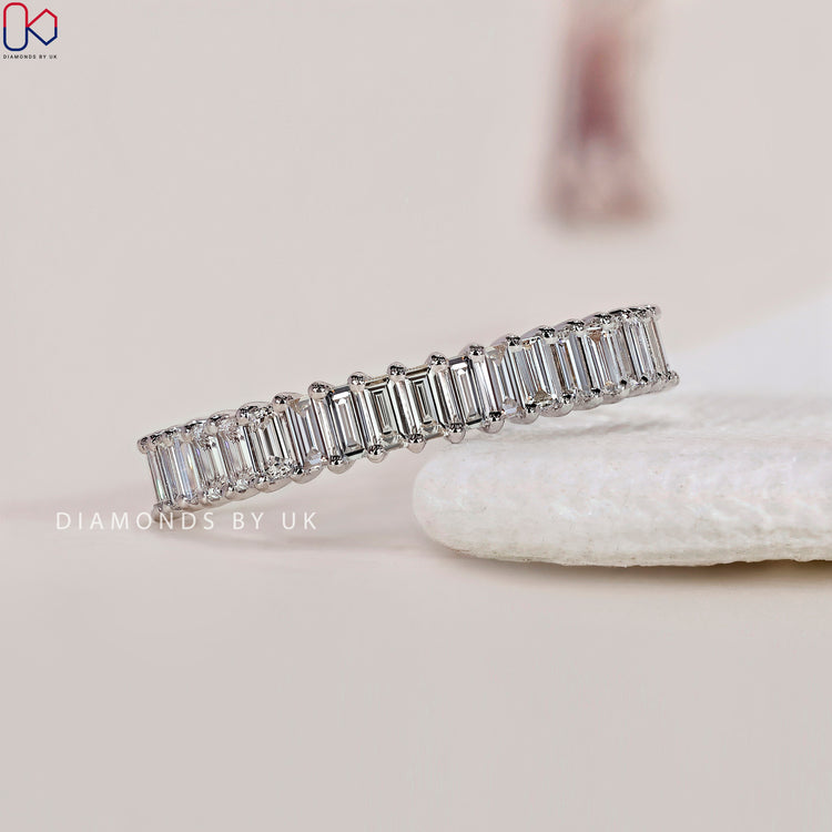 IGI Certified​ wedding band ensuring quality and authenticity in every diamond.