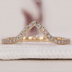 Curved Diamond Wedding Band - Round Diamond