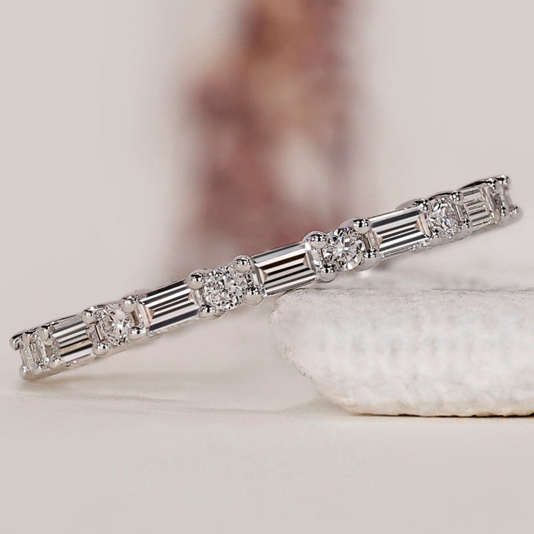 Baguette and round eternity band in white gold.

