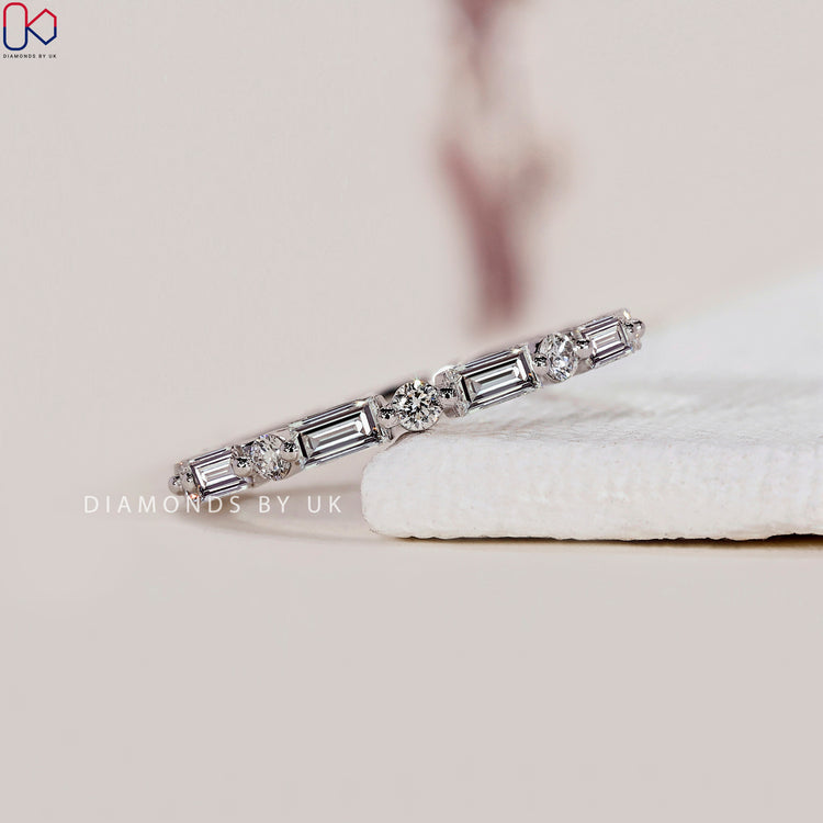 Unique handmade jewellery combining precision and personal style.
