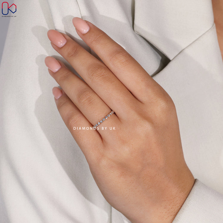 Buy round cut diamond wedding band online.
