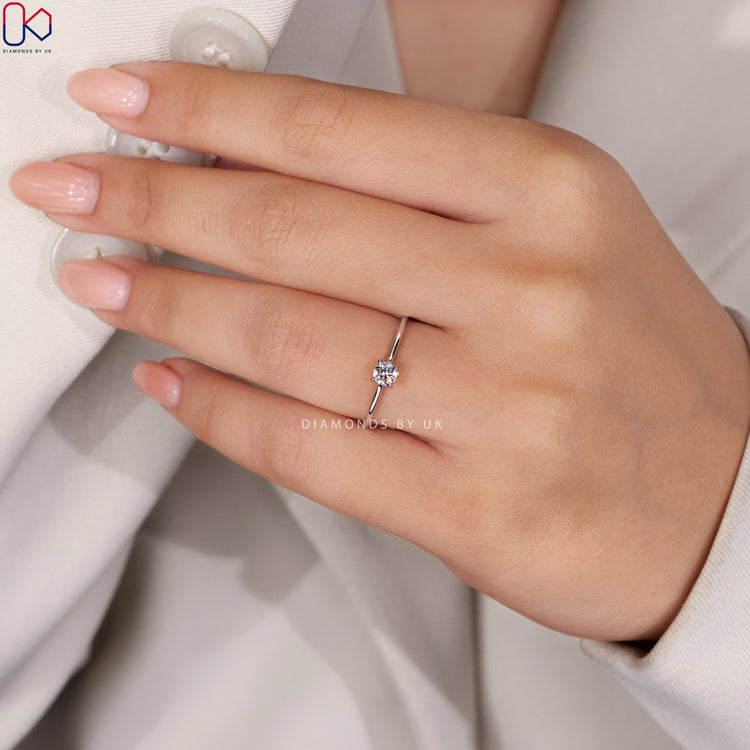 Minimal solitaire ring with lab diamond
