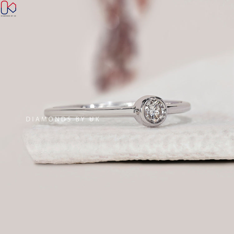 White gold ring featuring a round cut diamond.
