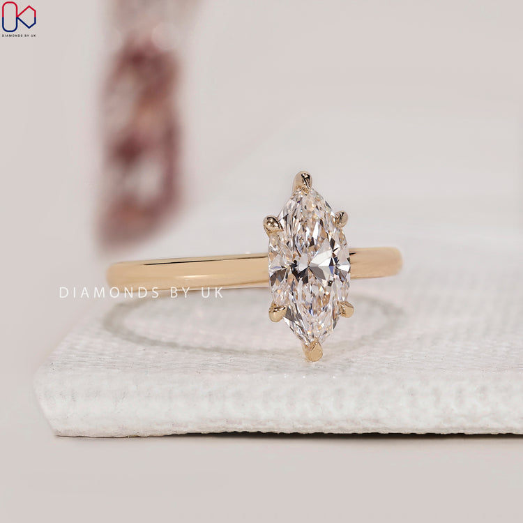 Simple engagement ring with a minimalist style.
