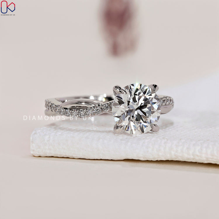 4 prong claw setting holding a dazzling round diamond engagement ring.
