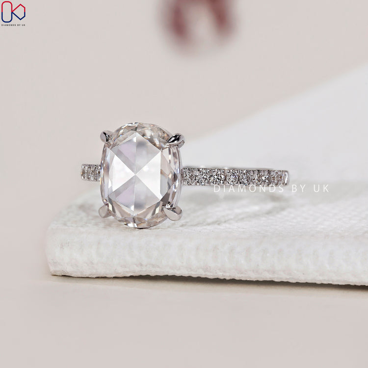 Round Cut Diamond set in a stunning setting.