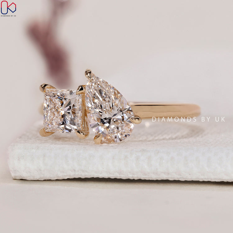 Elegant Claw Prong Toi Et Moi Ring.
