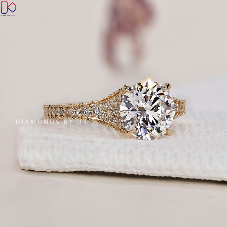 6 prong claw setting holding a beautiful round brilliant cut diamond ring.