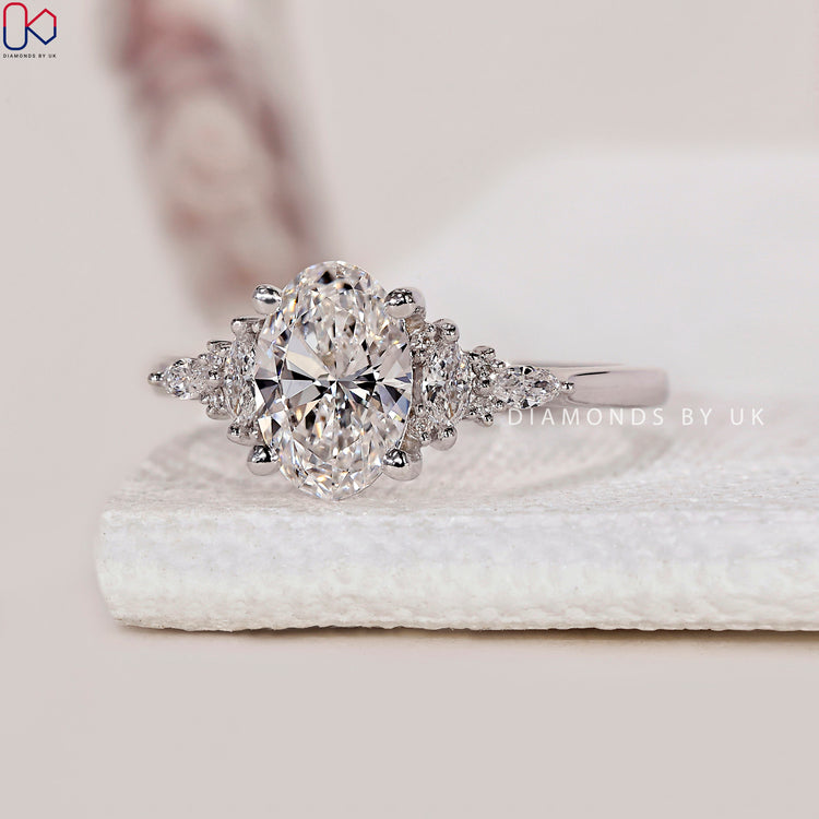 Classic white gold ring with a brilliant shine.

