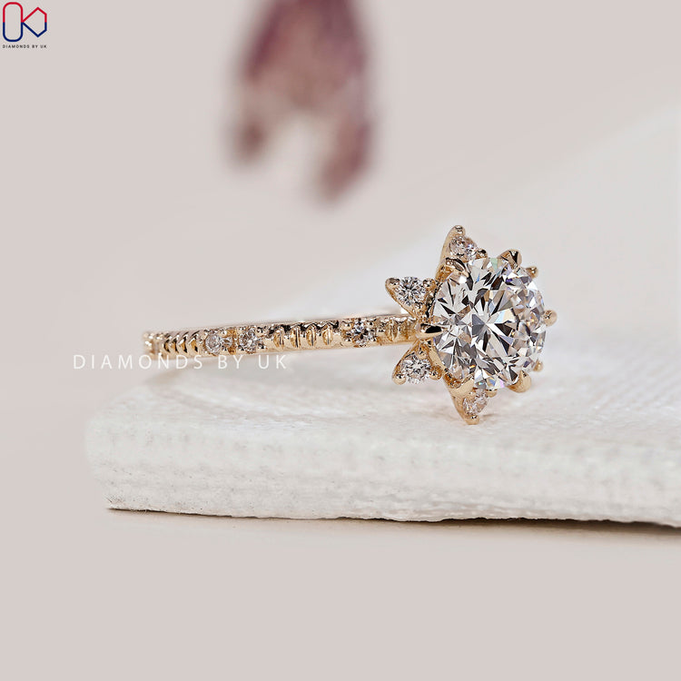 Yellow gold diamond ring with a beautiful round cut centrepiece.
