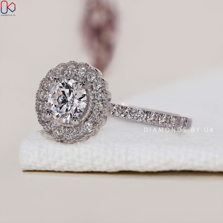 White Gold Engagement Ring with Round Lab-Grown Diamond.
