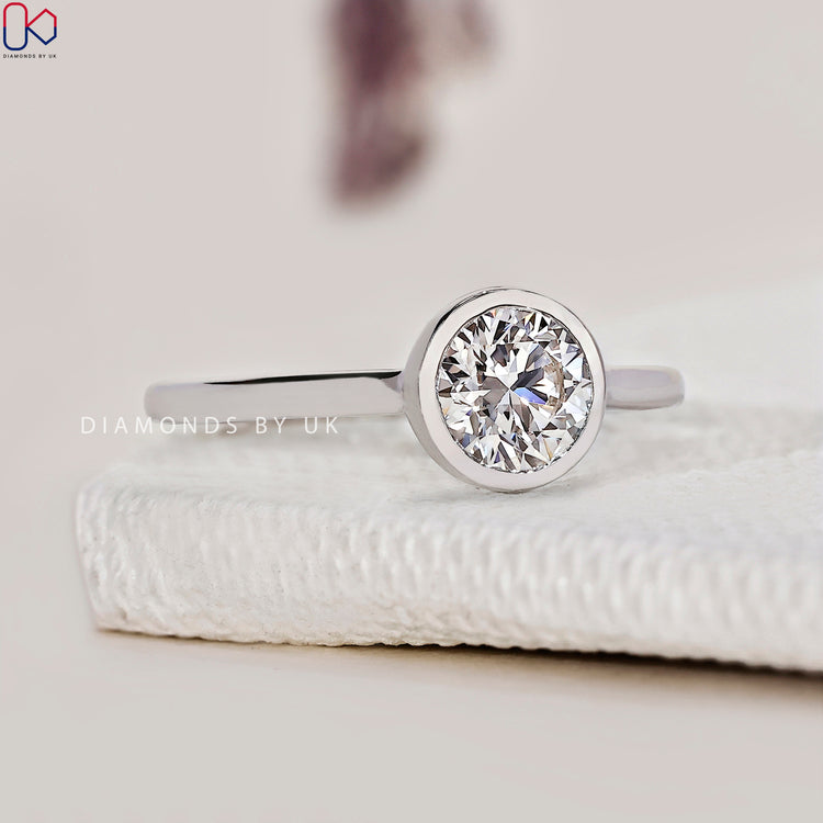 White gold ring with a polished, timeless finish.
