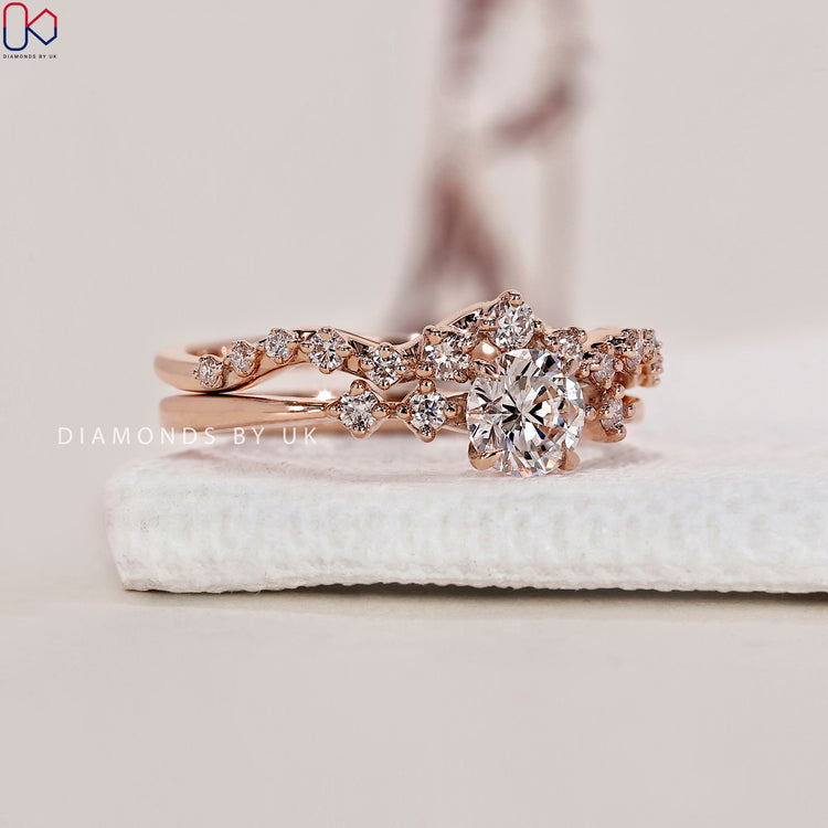 Four Claw Prong setting securing the dazzling centre diamond.

