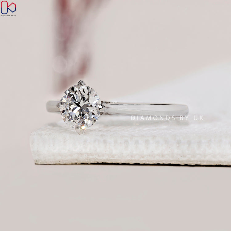 Elegant round brilliant cut ring in white gold.
