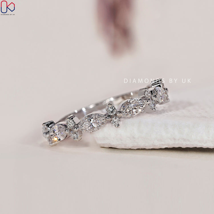 Diamondsbyuk band with a prong set round and marquise design.
