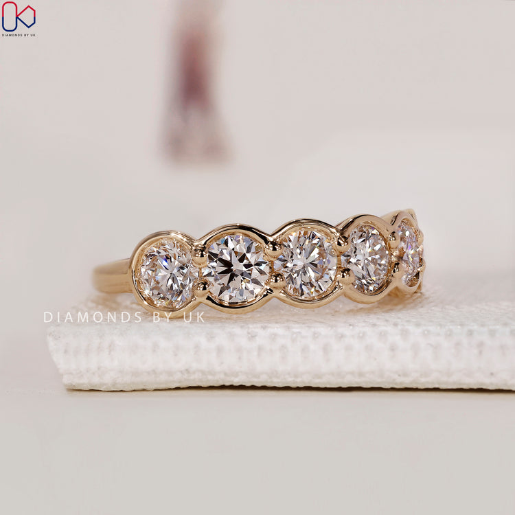 Round diamond wedding band with exquisite brilliance for a classic touch.