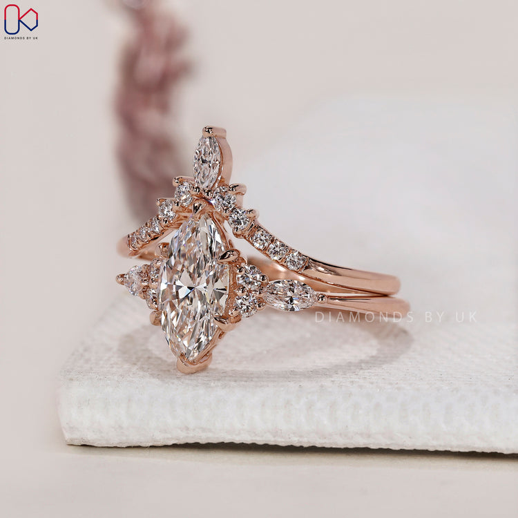 Marquise and round side stones set along a band.
