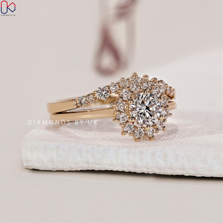 Bridal set ring in yellow gold with round cut diamond side stones.
