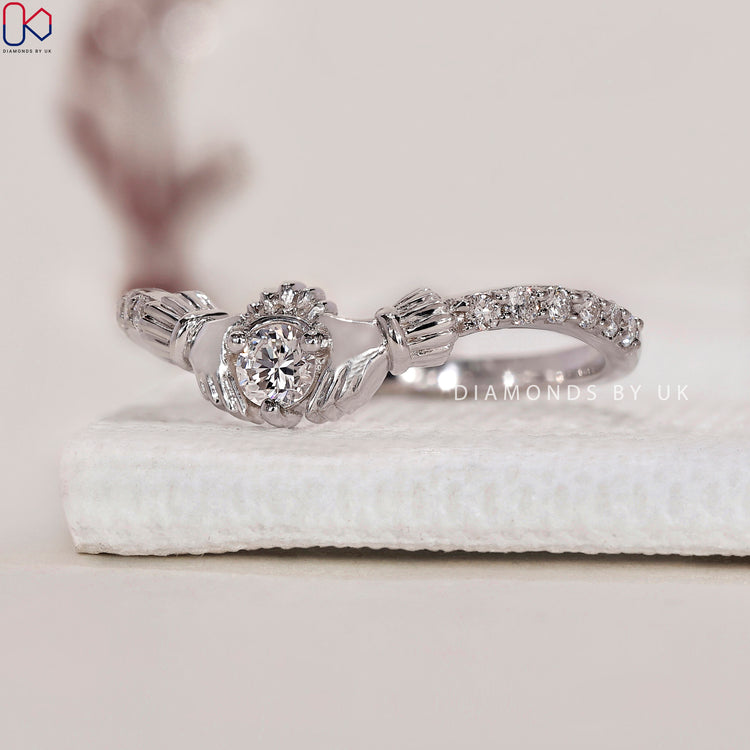 Prong setting ring showcasing a dazzling diamond.
