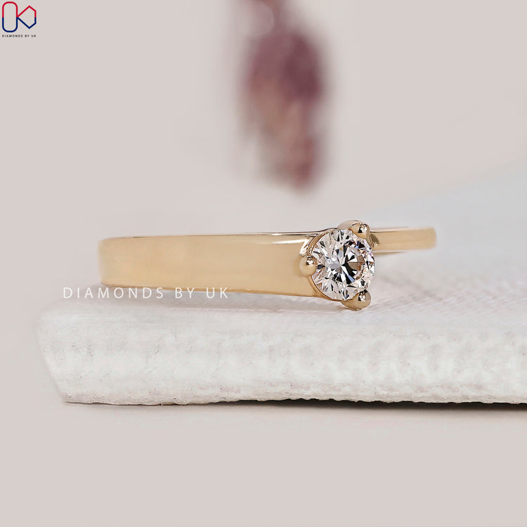 Yellow gold wedding ring with a solitaire design.
