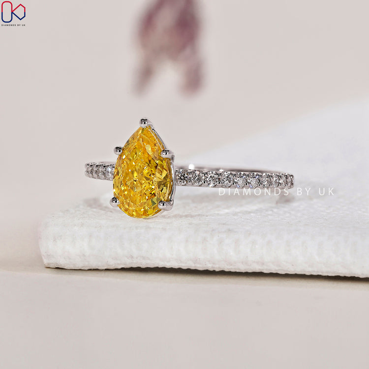 Lab Grown Diamond engagement ring offering sustainability and beauty.
