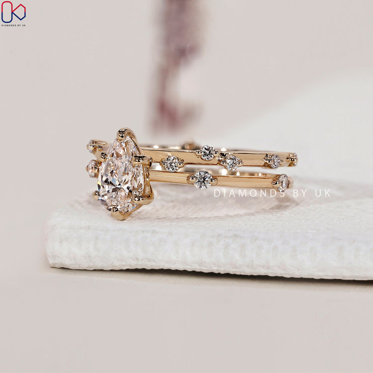 Yellow gold bridal set featuring a beautifully crafted design.
