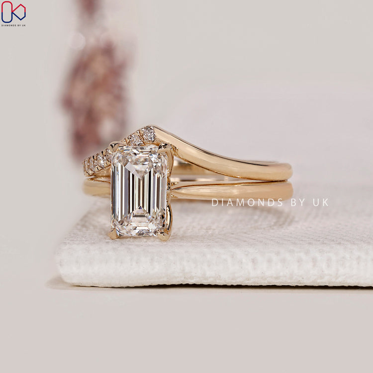 4 claw prong ring securing a central diamond.
