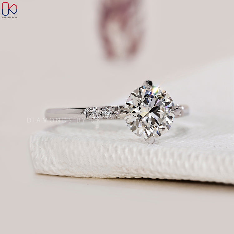 Buy Round diamond engagement ring online.
