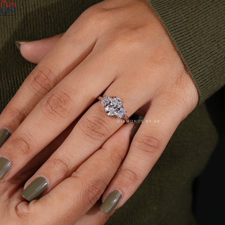 Double prong setting ring in white gold.
