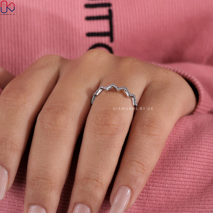 Diamondsbyuk handmade band with unique zig zag diamond pattern.
