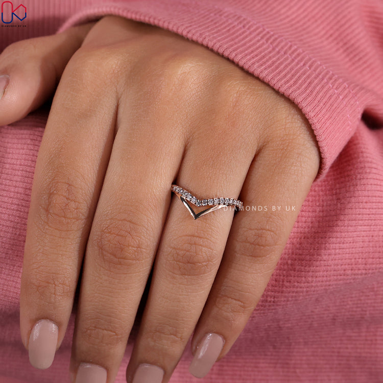 Elegant handmade jewellery band with v shaped silhouette.
