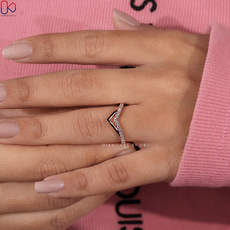 Handmade band from Diamondsbyuk with fine diamond detailing.
