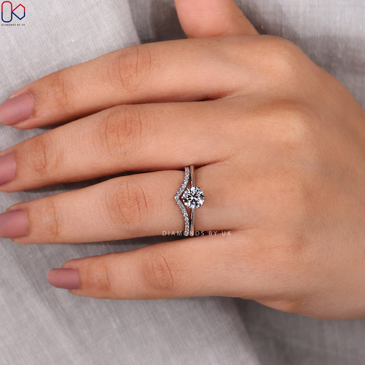 Round diamond ring in white gold with curved diamond wedding band.
