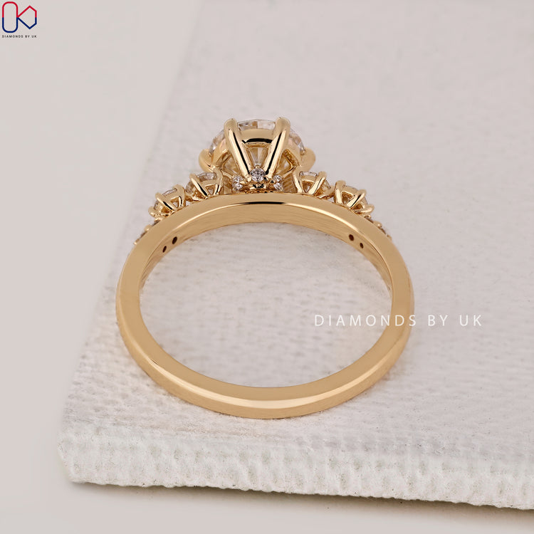 Customize ring with round diamonds and yellow gold.
