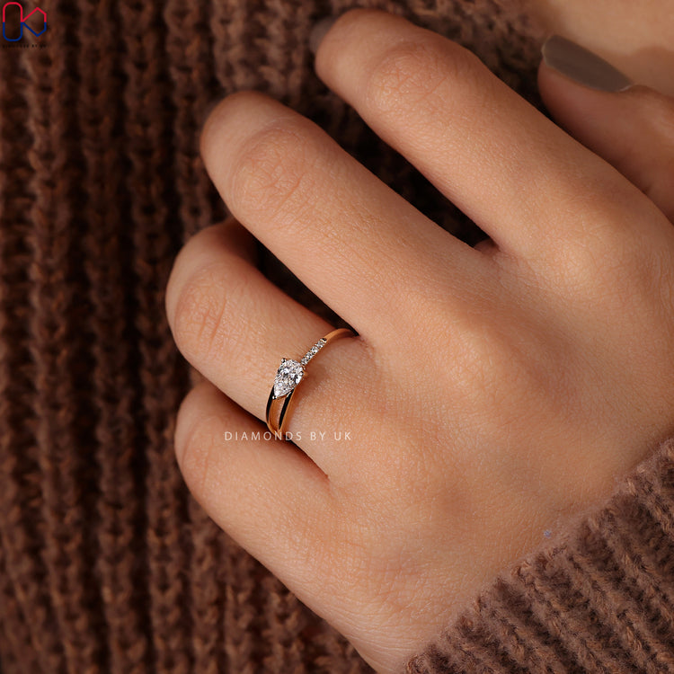 Beautiful pave setting that enhances the brilliance of each diamond.

