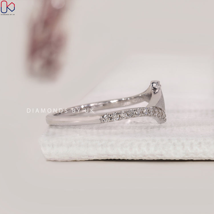 Buy diamond band with a bypass design and lab grown stones.
