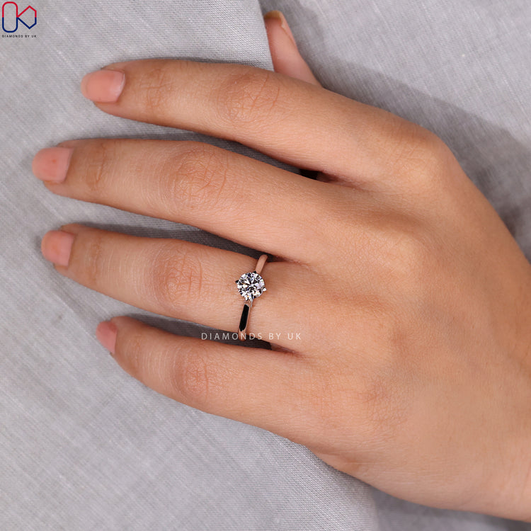 Customisable engagement ring with lab-grown diamond.
