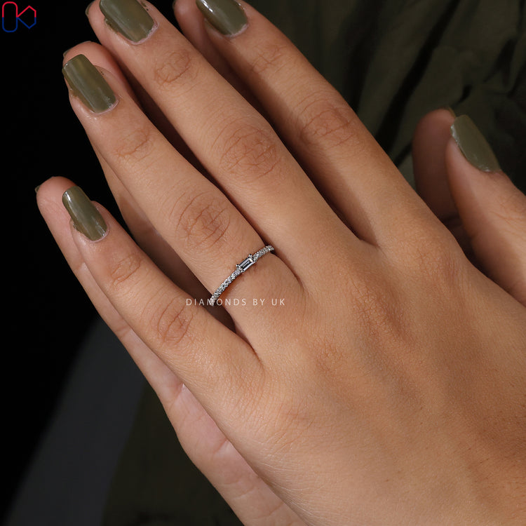 Elegant white gold wedding band featuring baguette centre diamond.
