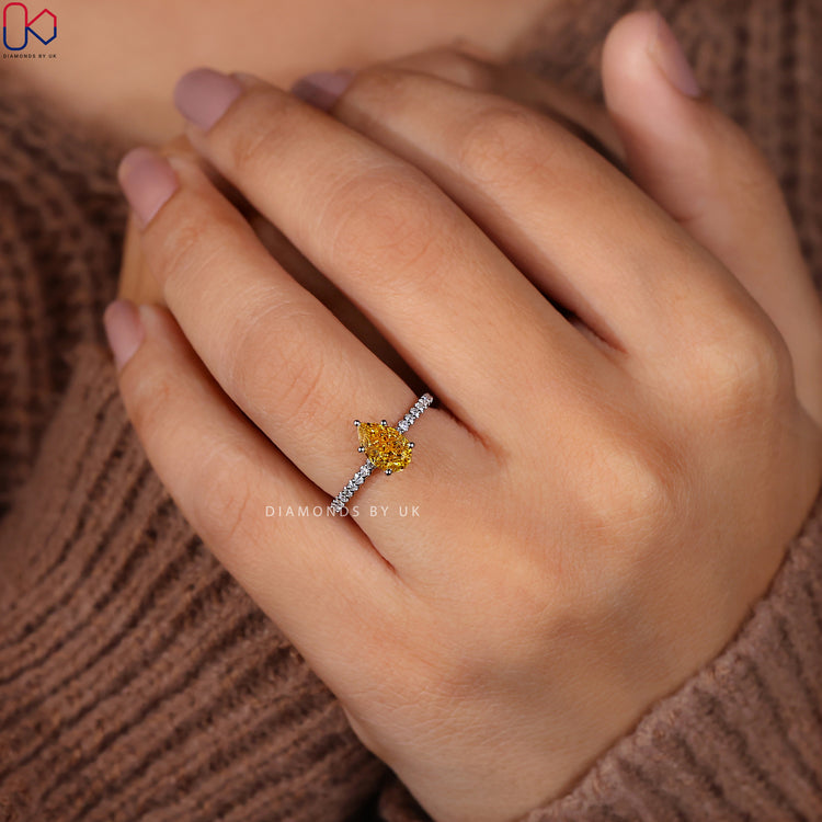 IGI Certified engagement ring with ethical and high-quality diamonds.
